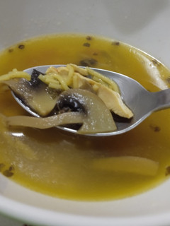Una foto de Sopa de pollo y champiñones