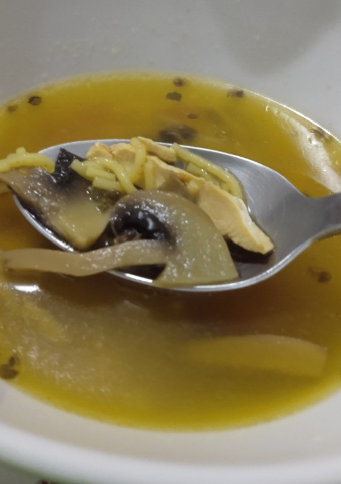 Una foto de Sopa de pollo y champiñones