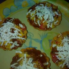 A picture of Razma - tarts (kidney beans).