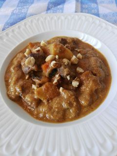 Una foto de Ternera guisada en salsa de nueces y anacardos