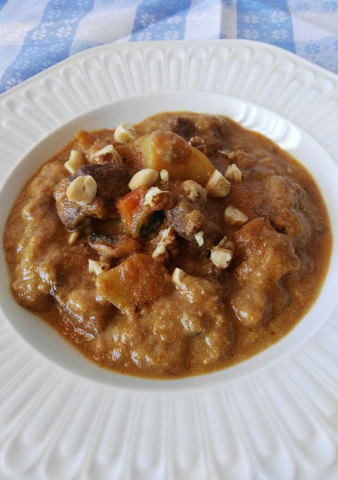 Una foto de Ternera guisada en salsa de nueces y anacardos