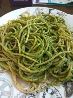 Una foto de Espaguetis integrales con pesto de espinacas y nueces