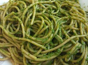 Foto principal de Espaguetis integrales con pesto de espinacas y nueces