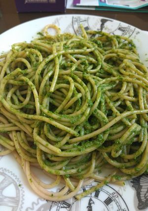 Una foto de Espaguetis integrales con pesto de espinacas y nueces