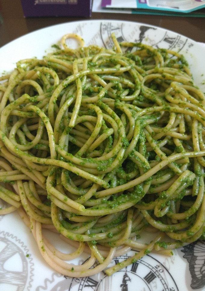 Una foto de Espaguetis integrales con pesto de espinacas y nueces