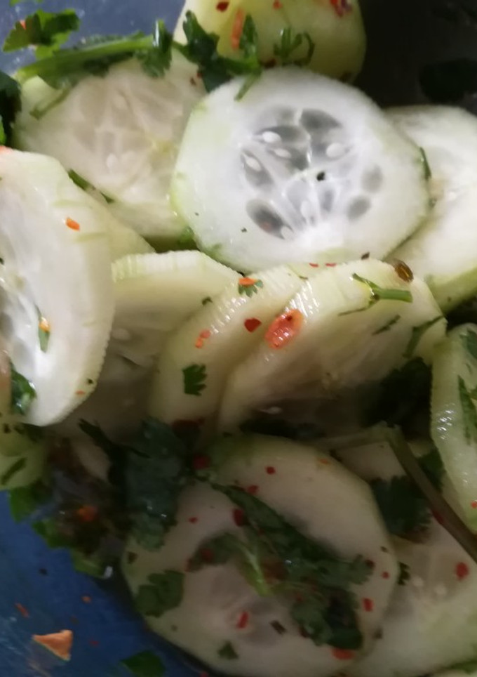 Una foto de Ensalada deliciosa y fresca de pepino