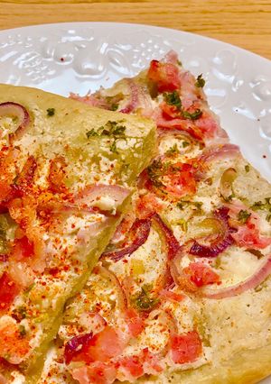 Hình của món Tarte Flambée (Flammekueche) Tảo Spirulina - Bánh Tart Mặn Vùng Alsace.