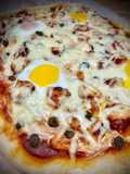 Pizza de pulpo á feira con huevo