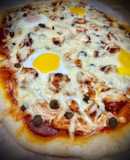 Pizza de pulpo á feira con huevo