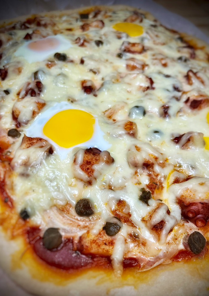 Una foto de Pizza de pulpo á feira con huevo