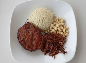 Foto de Hambúrgueres na Air Fryer com Cebola Caramelizada e Cuscuz