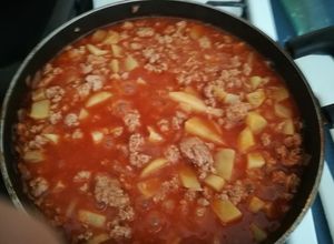 Una foto de Carne molida con tomate y patatas