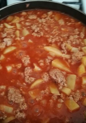 Una foto de Carne molida con tomate y patatas