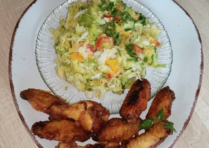 Asiatische Chicken-Wings mit Spitzkohlsalat Rezept von Leonella - Cookpad