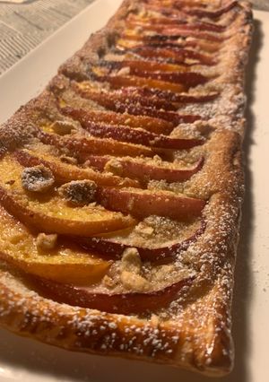 Une photo de Tarte feuilletée aux pêches et nectarines