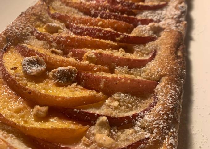 Tarte feuilletée aux pêches et nectarines