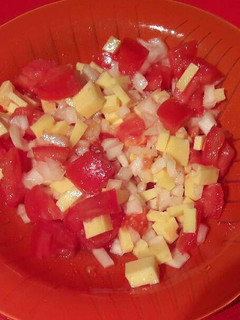 Una foto de Ensalada de cebolla, tomate y queso