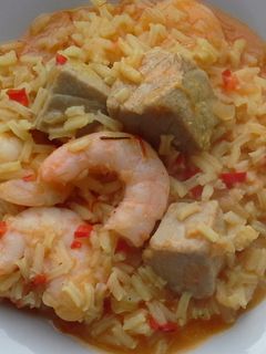 Una foto de Arroz con atún rojo y gambas