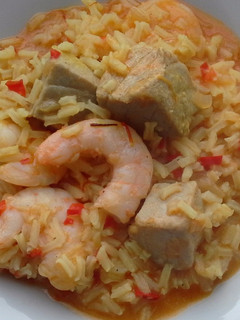 Una foto de Arroz con atún rojo y gambas