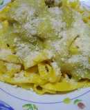 Tallarines con salsa blanca de girasol y champiñones