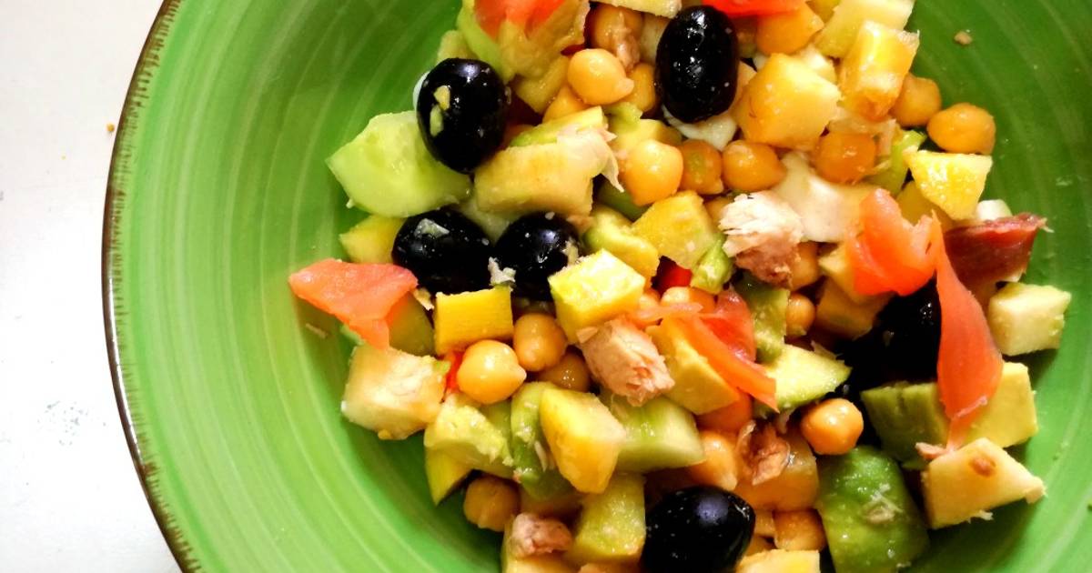 Ensalada de garbanzos con aguacate, atún y salmón Receta de Ana