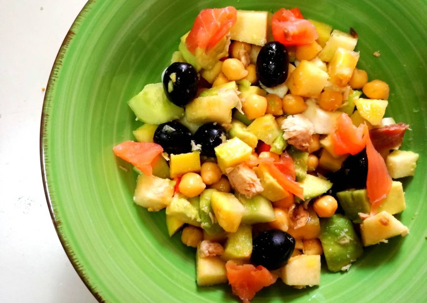 Ensalada de garbanzos con aguacate, atún y salmón