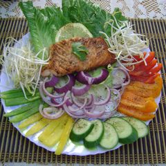 A picture of Veggie Salad with Salmon.