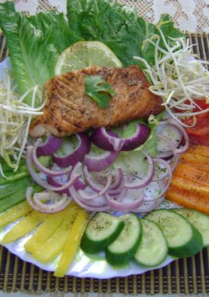 A picture of Veggie Salad with Salmon.