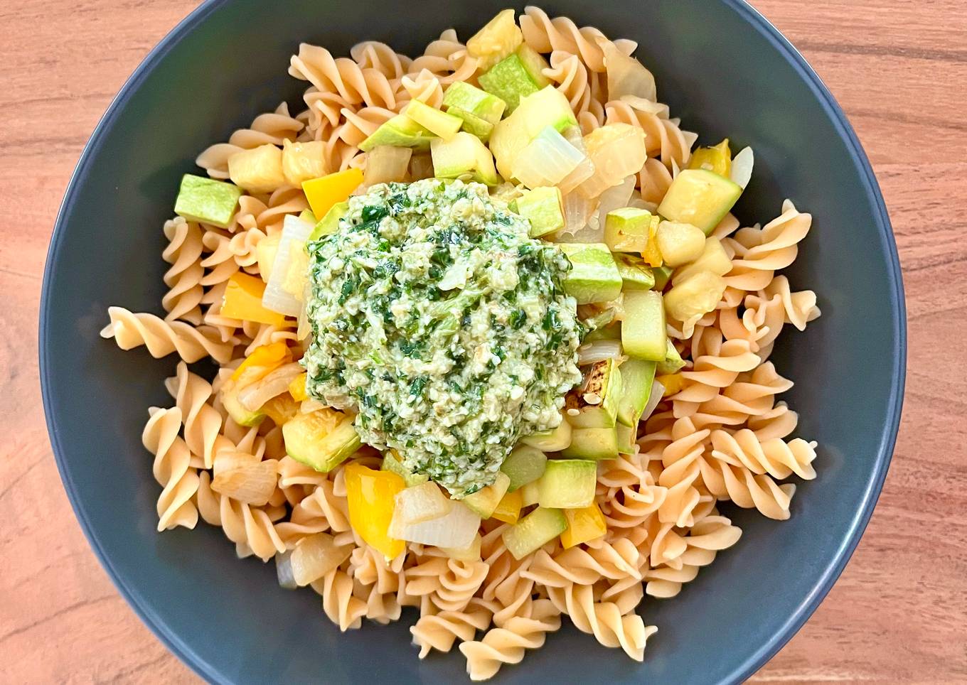 🍝 Pasta de legumbres con pesto y verduras 🧅