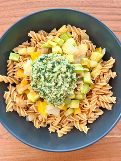 Una foto de 🍝 Pasta de legumbres con pesto y verduras 🧅