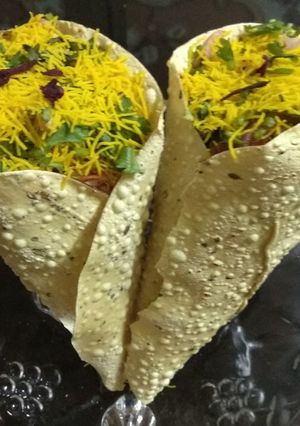 A picture of Papad Cone Bhel puri.