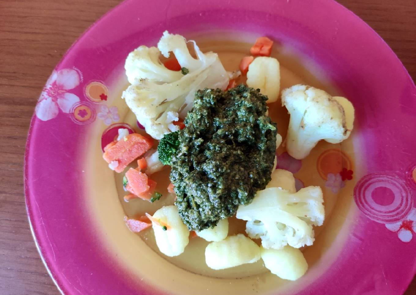 Ñoquis con verduras de bolsa y salsa pesto (rápido, fácil, vegatariano)