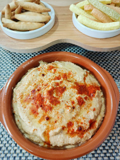 Una foto de Hummus de garbanzos con pulled pork y setas
