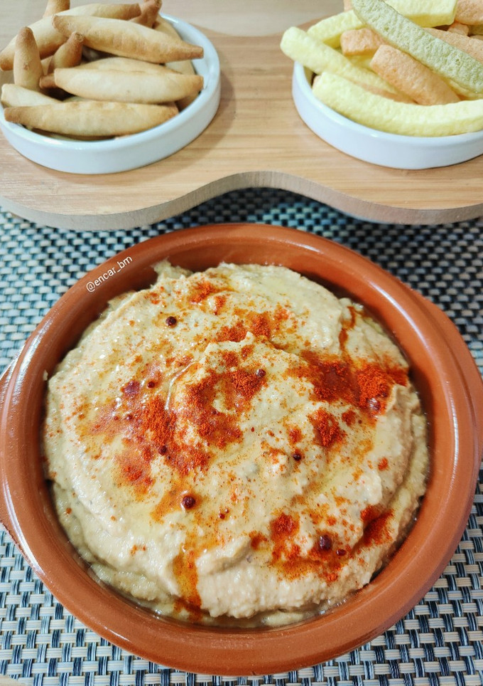 Una foto de Hummus de garbanzos con pulled pork y setas