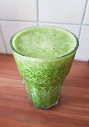 Frissítő smoothie bébispenóttal és banánnal🍌 recept fotója