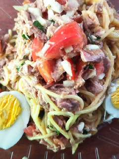 Una foto de Ensalada de fideos y lomito de atún