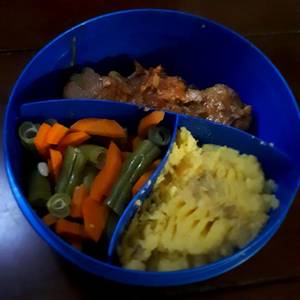 Puré de papas albóndigas y verduras