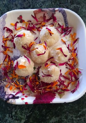A picture of Nariyal ke laddu.