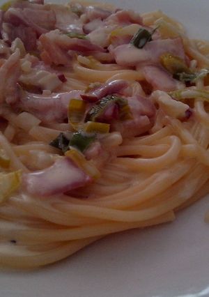 Una foto de Fideos espaguetis con crema de panceta y puerro 🍝