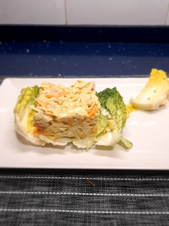Una foto de Timbal de salmón sobre lechuga baby