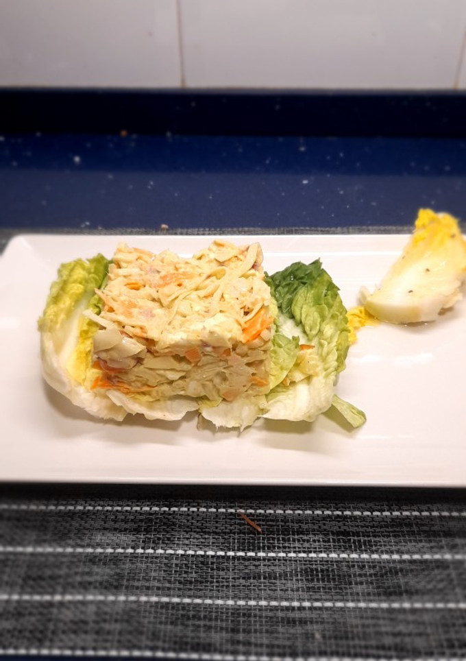 Una foto de Timbal de salmón sobre lechuga baby
