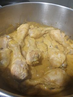 Una foto de Muslos de pollo en salsa