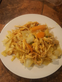 Una foto de Tallarín de col, saltado con pollo y vegetales