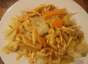 Una foto de Tallarín de col, saltado con pollo y vegetales