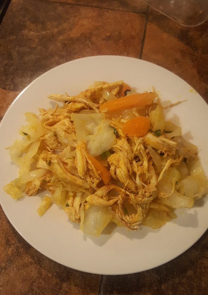 Una foto de Tallarín de col, saltado con pollo y vegetales