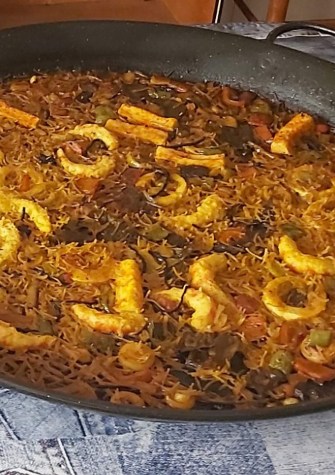 Una foto de Fideuà vegana