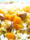Tallarines caseros con salsa de verduras y panchos
