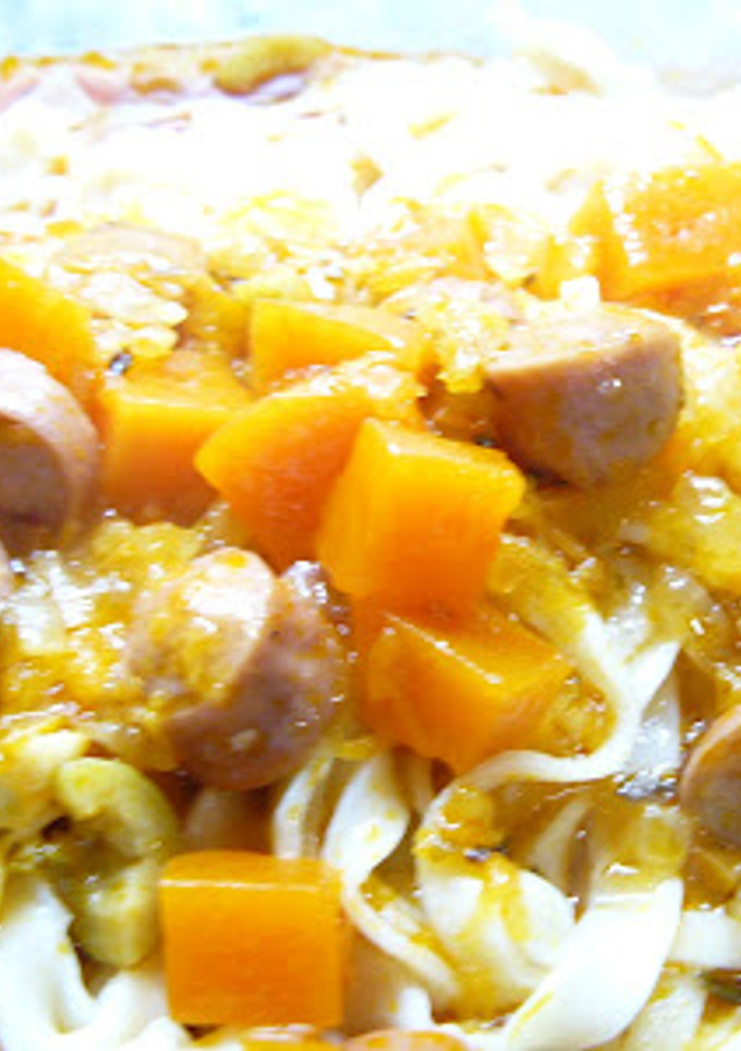Una foto de Tallarines caseros con salsa de verduras y panchos