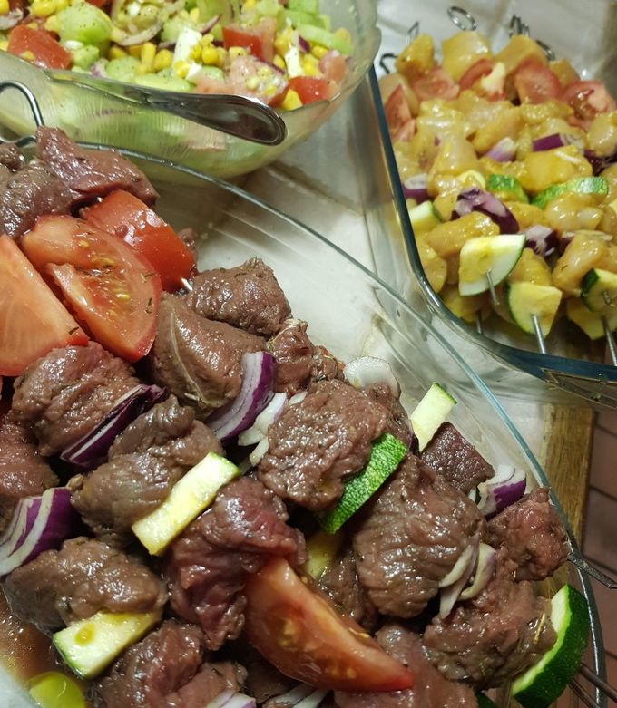 Une photo de Brochettes de viande rouge marinée