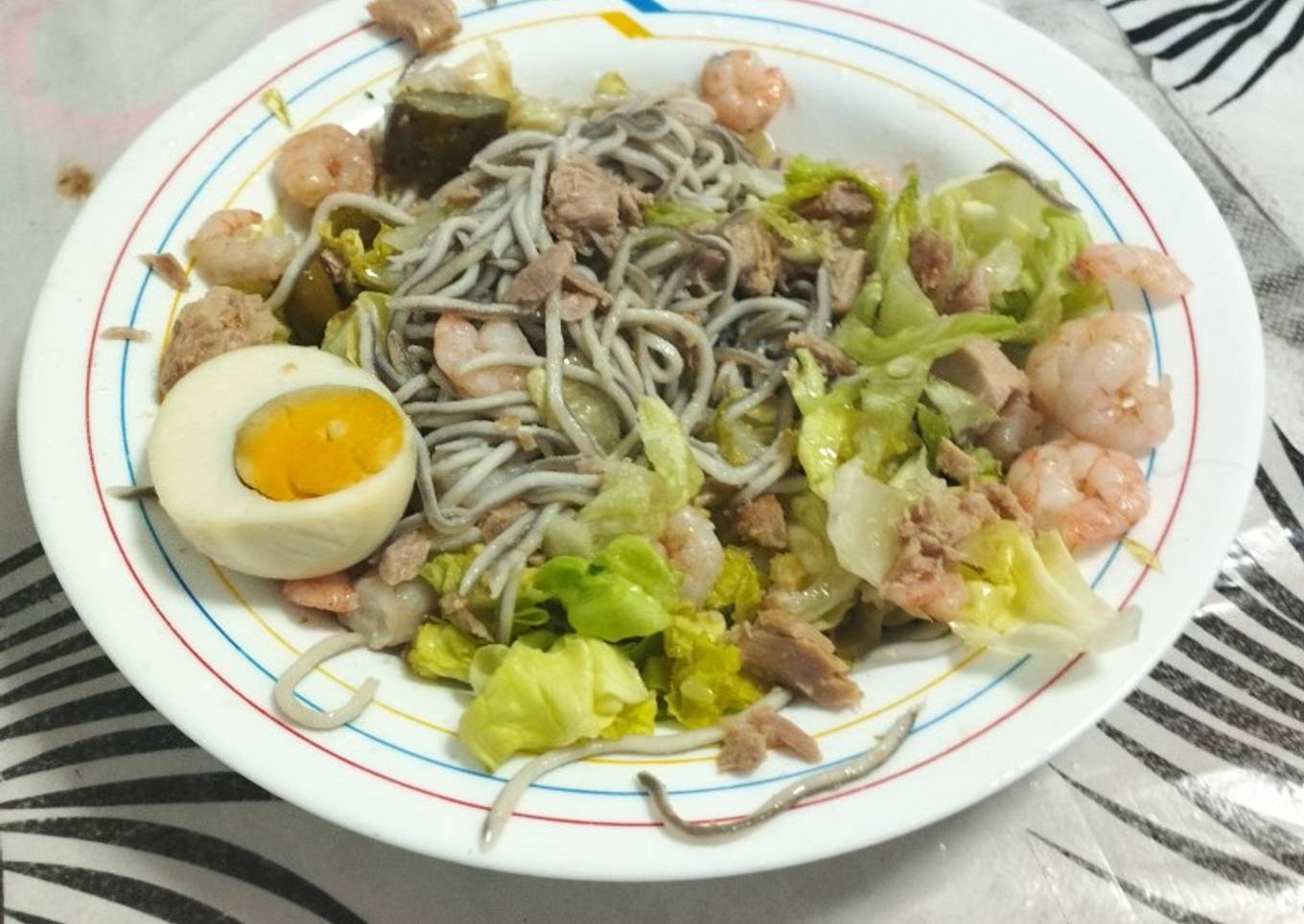 Ensalada de gulas y gambas